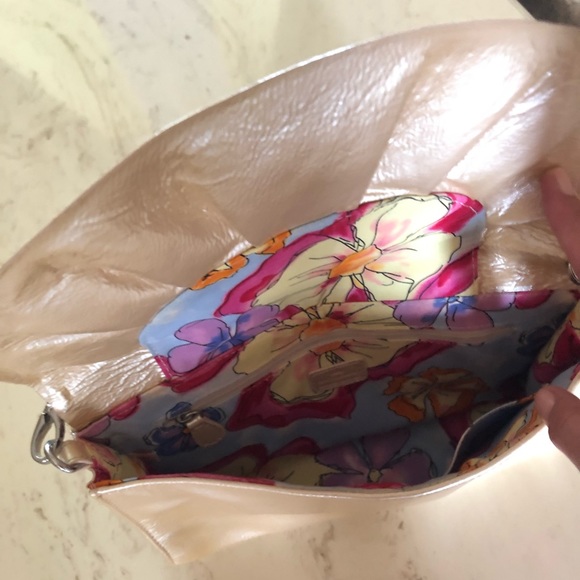 CREAM PATENT LEATHER SHOULDER BAG BY BAEKGAARD - Picture 4 of 5